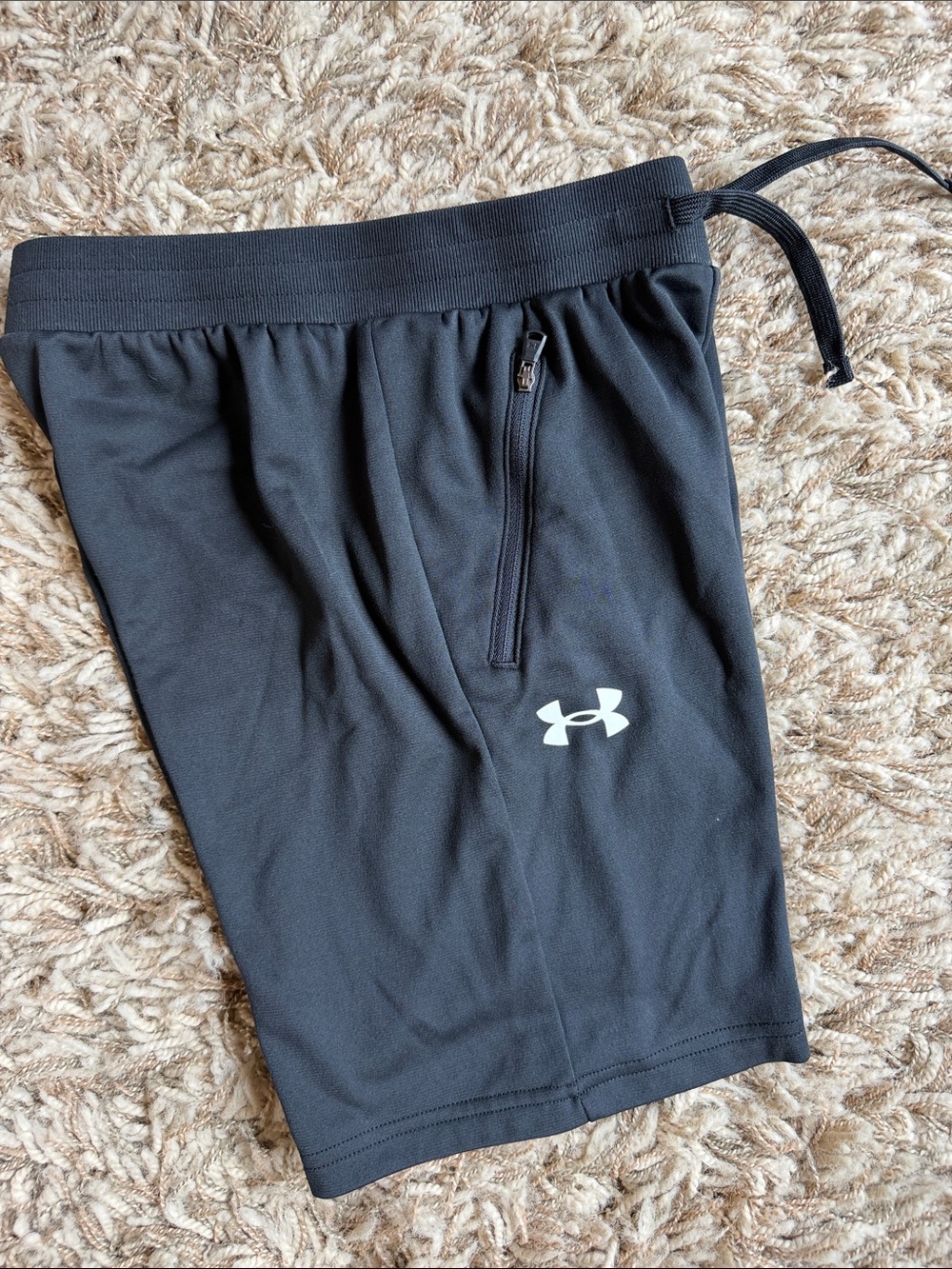 Under Armour Boy’s Pennant Athletic Zip-Pocket Shorts Medium Black - NEVER WORN